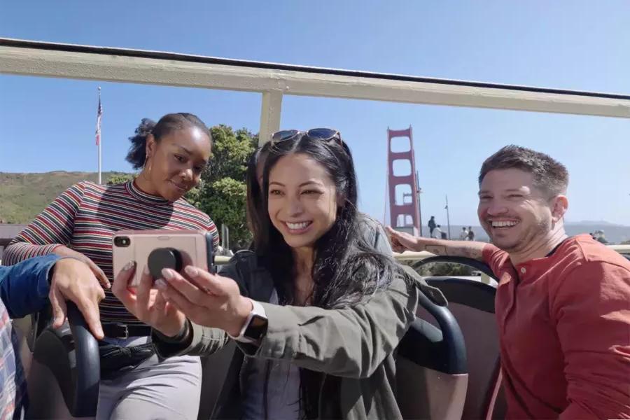 一群游客在金门大桥附近的巴士旅行中自拍. 加州贝博体彩app.