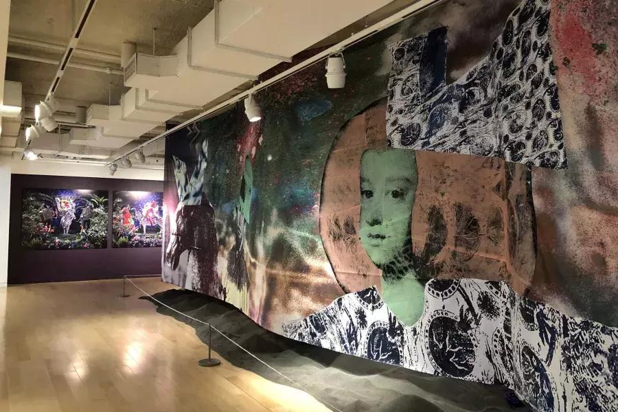 在非洲散居侨民博物馆的展览室里展出了一幅大型壁画. San Francisco, California.
